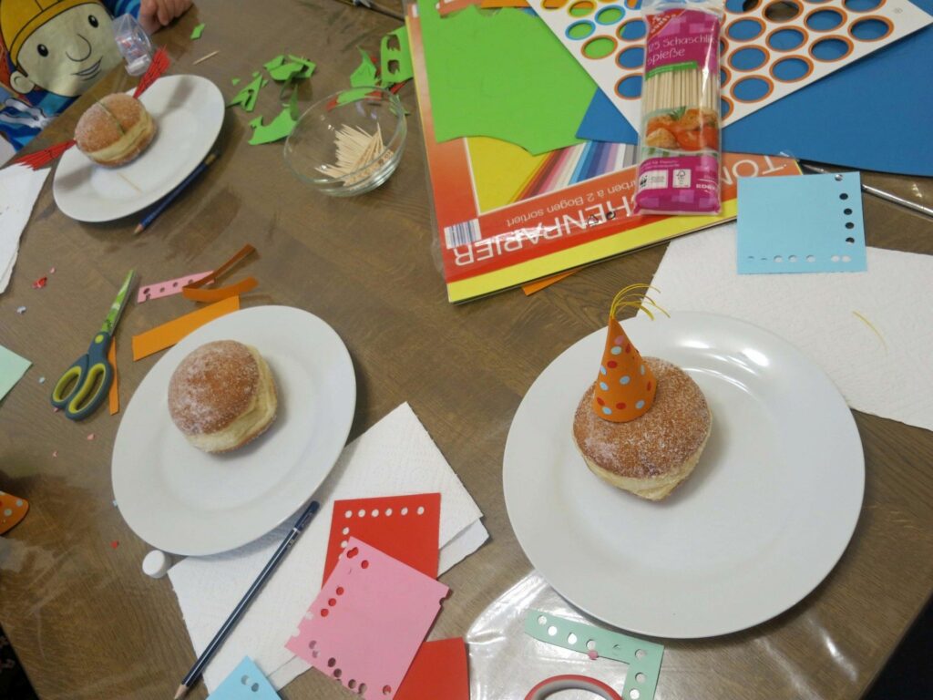 Kinder basteln lustige Faschingskrapfen Auszeit